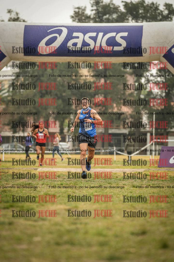 Fotos de la llegada del cross de 4000 m - mujeres y varones INVITADOS