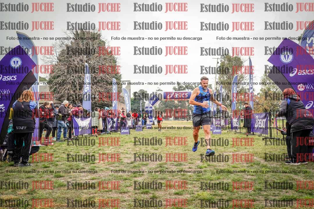 Fotos de la llegada del cross de 4000 m - mujeres y varones INVITADOS