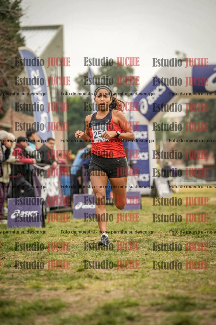 Fotos de la llegada del cross de 4000 m - mujeres y varones INVITADOS