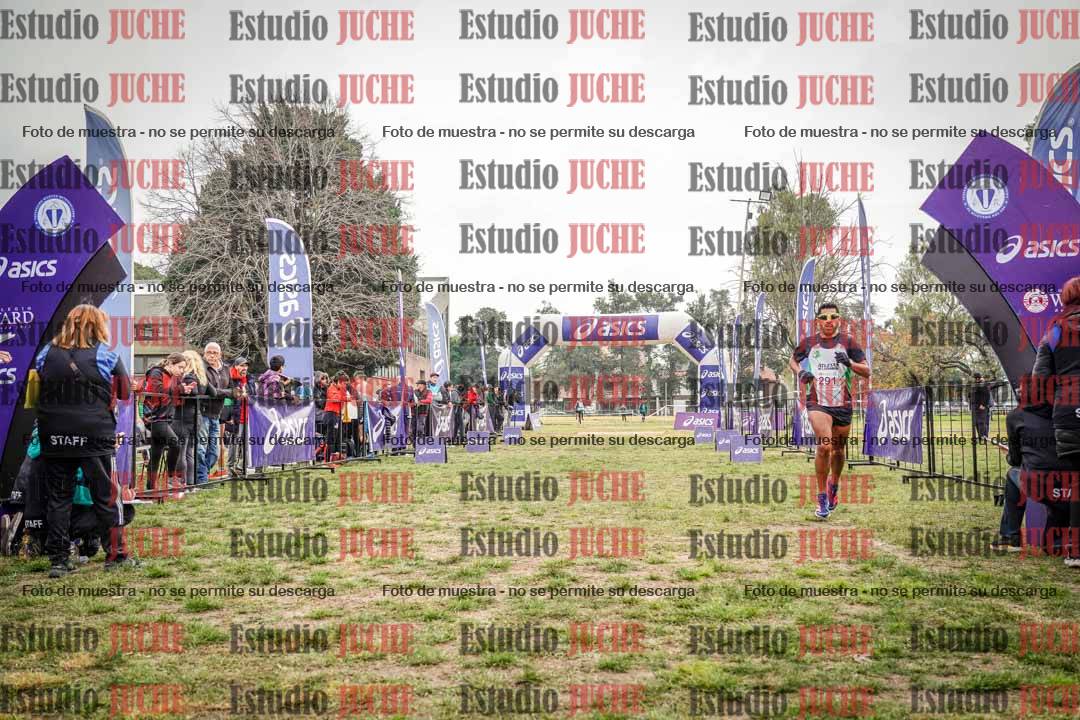 Fotos de la llegada del cross de 4000 m - mujeres y varones INVITADOS