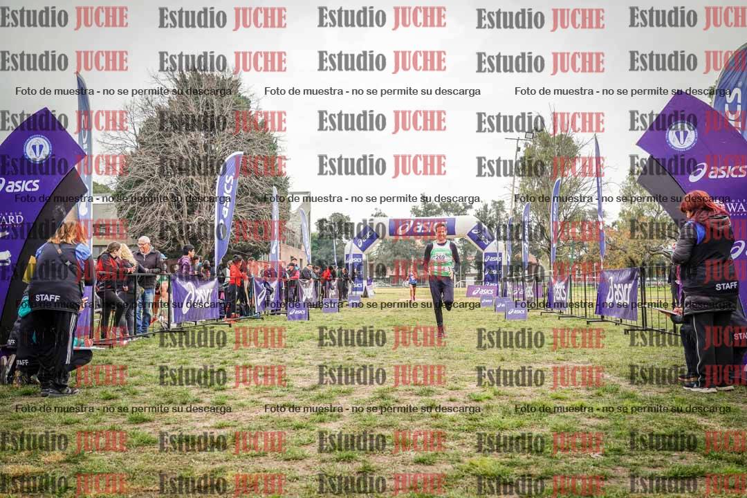 Fotos de la llegada del cross de 4000 m - mujeres y varones INVITADOS