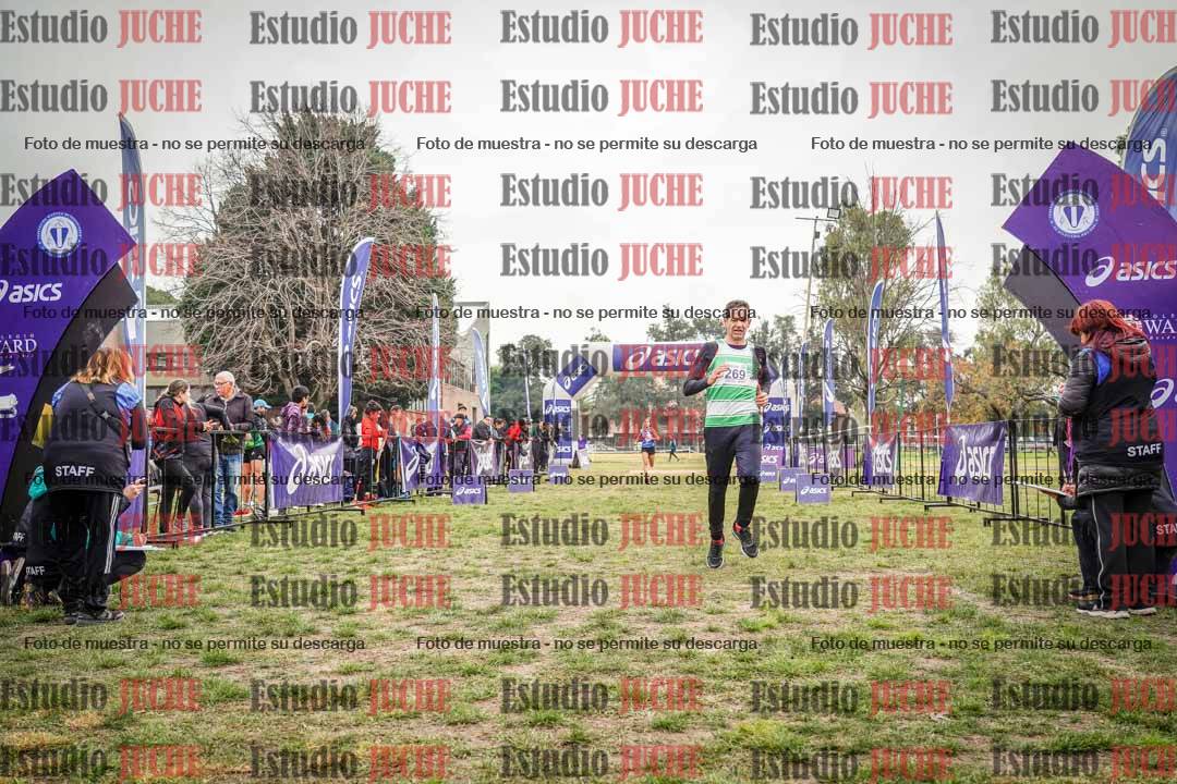 Fotos de la llegada del cross de 4000 m - mujeres y varones INVITADOS