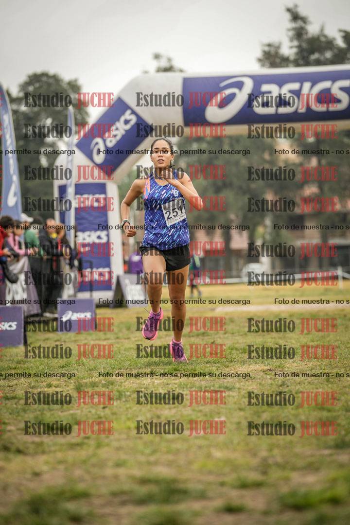 Fotos de la llegada del cross de 4000 m - mujeres y varones INVITADOS