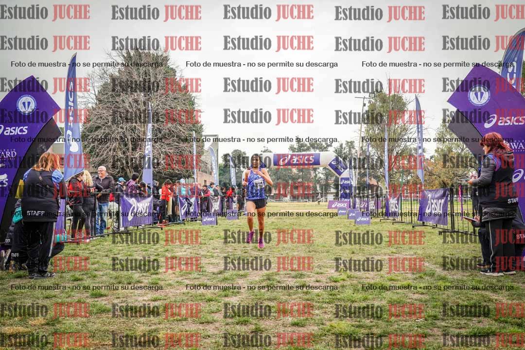 Fotos de la llegada del cross de 4000 m - mujeres y varones INVITADOS
