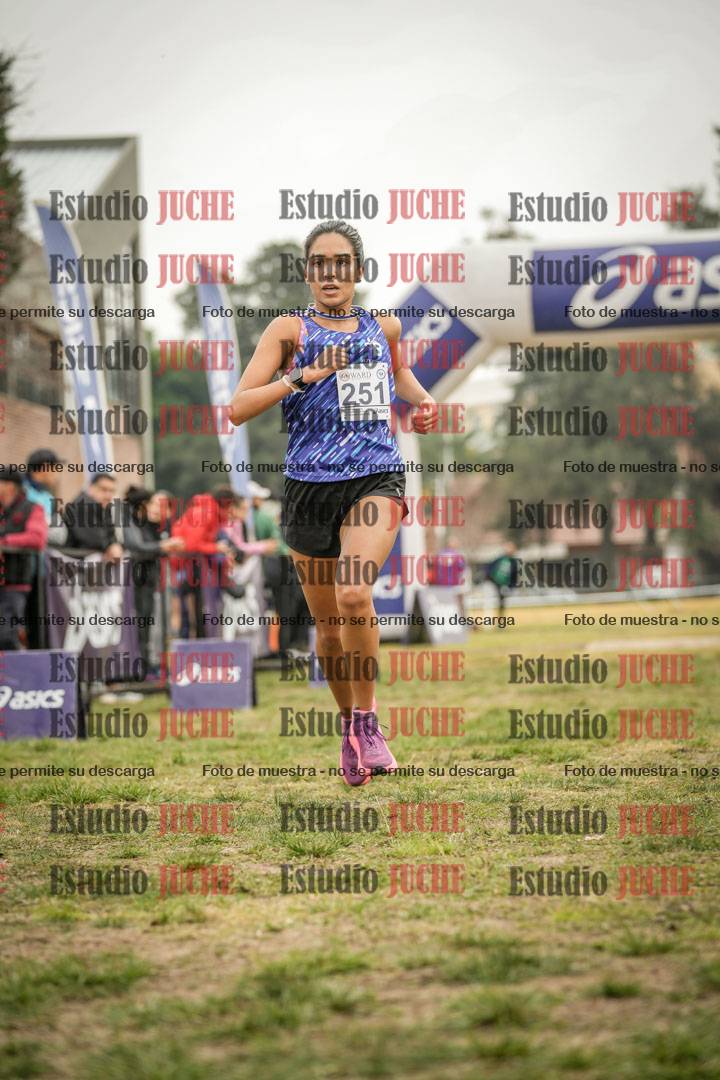 Fotos de la llegada del cross de 4000 m - mujeres y varones INVITADOS