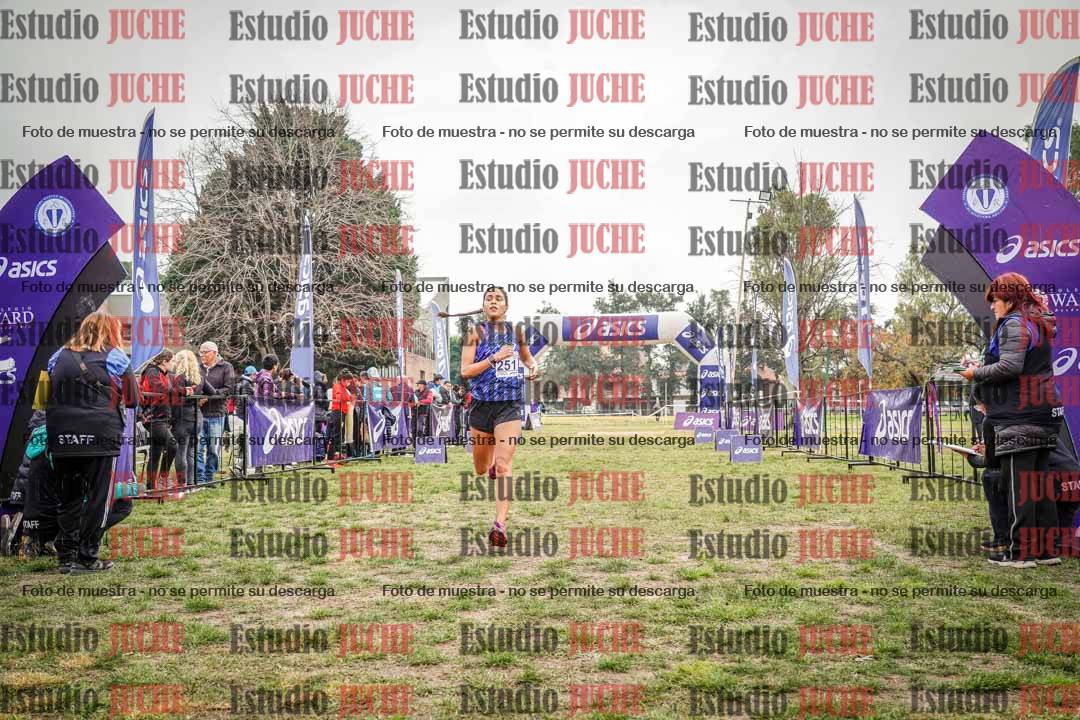 Fotos de la llegada del cross de 4000 m - mujeres y varones INVITADOS