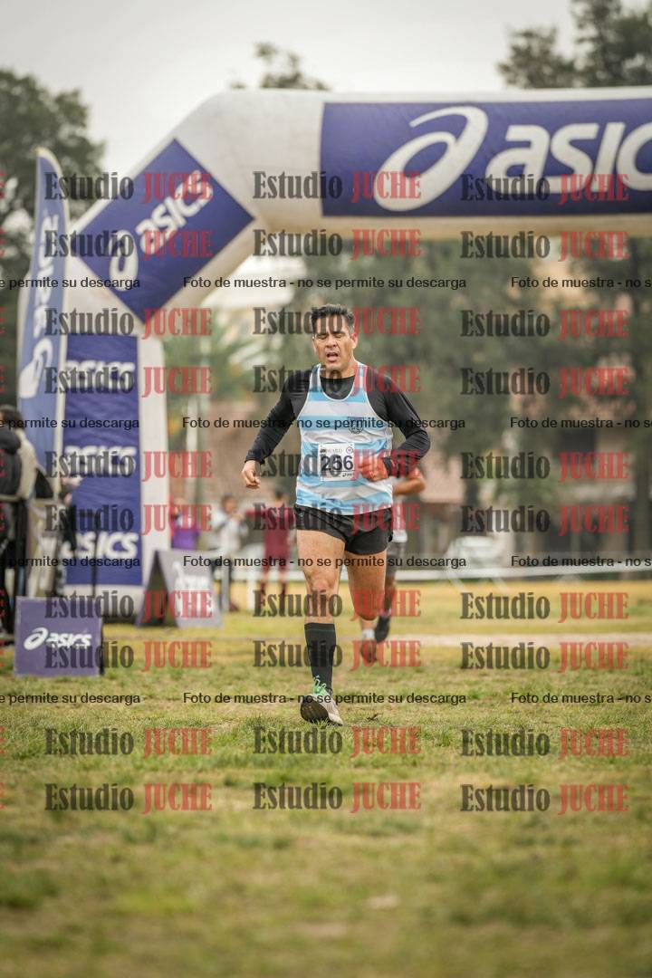 Fotos de la llegada del cross de 4000 m - mujeres y varones INVITADOS