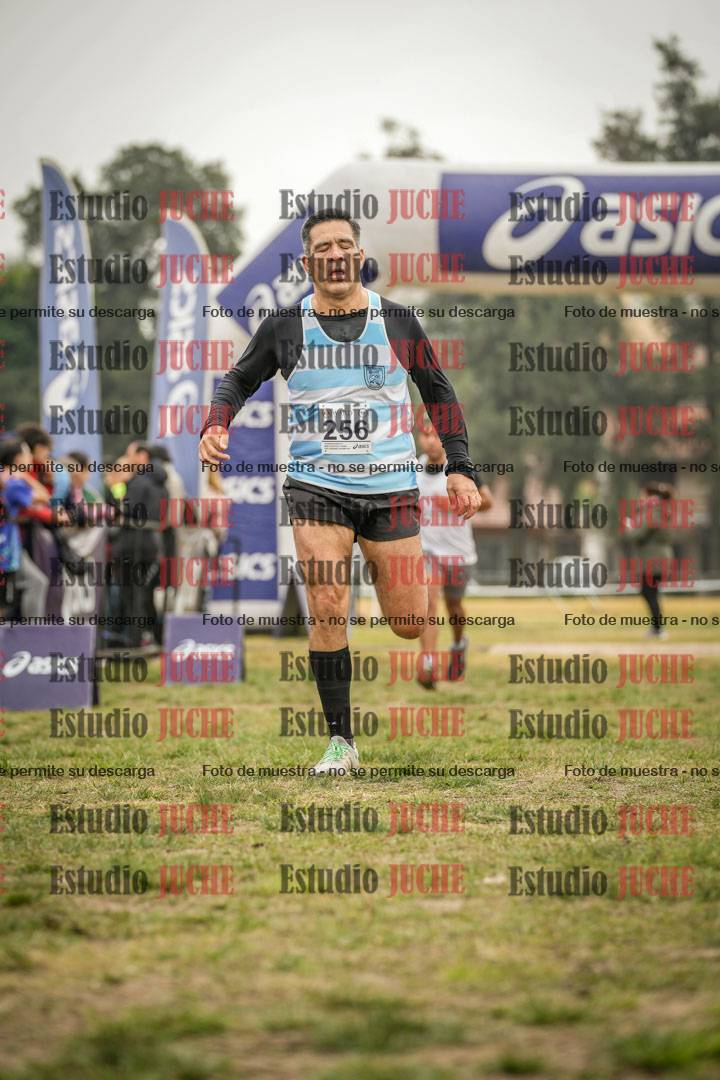 Fotos de la llegada del cross de 4000 m - mujeres y varones INVITADOS