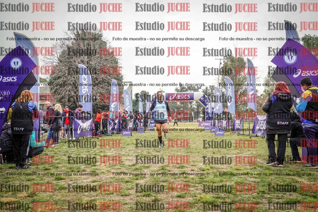 Fotos de la llegada del cross de 4000 m - mujeres y varones INVITADOS