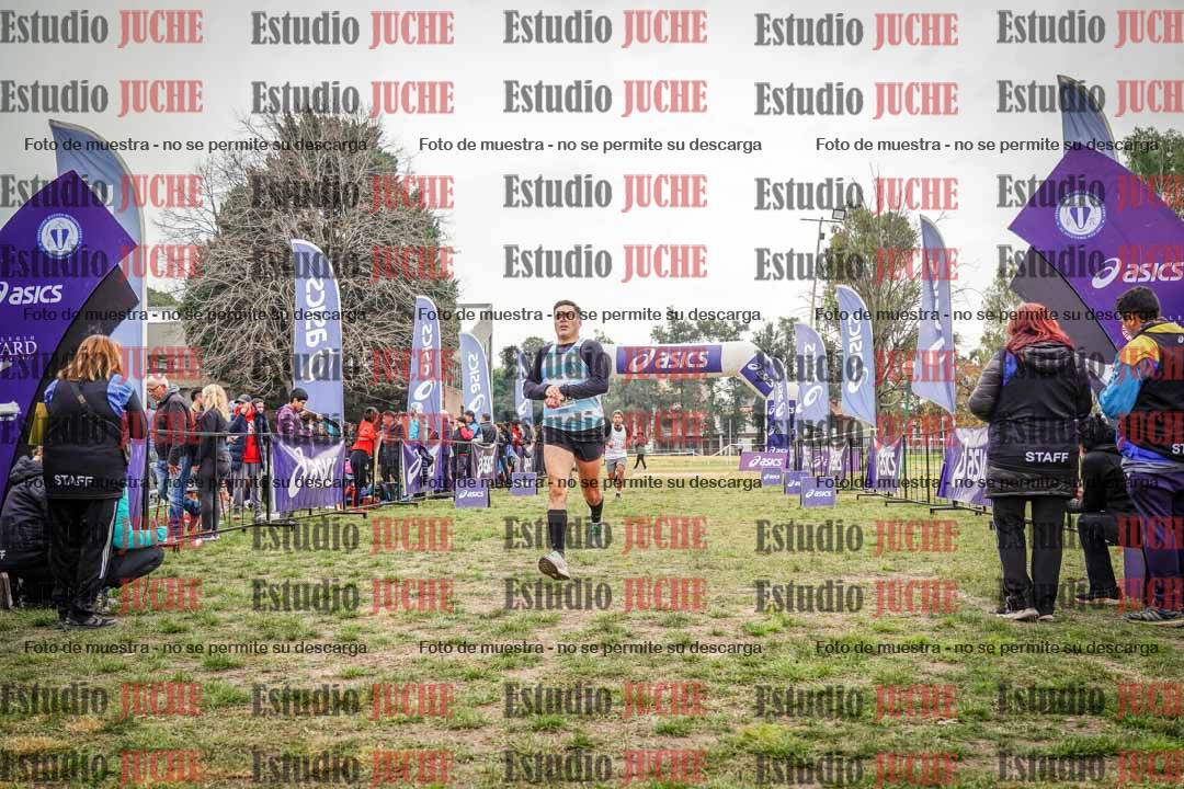 Fotos de la llegada del cross de 4000 m - mujeres y varones INVITADOS