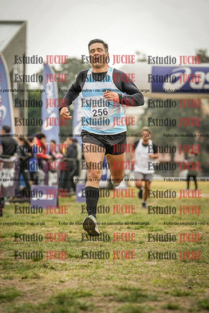 Fotos de la llegada del cross de 4000 m - mujeres y varones INVITADOS