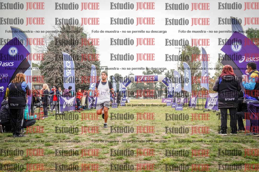 Fotos de la llegada del cross de 4000 m - mujeres y varones INVITADOS
