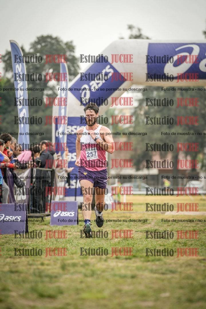 Fotos de la llegada del cross de 4000 m - mujeres y varones INVITADOS