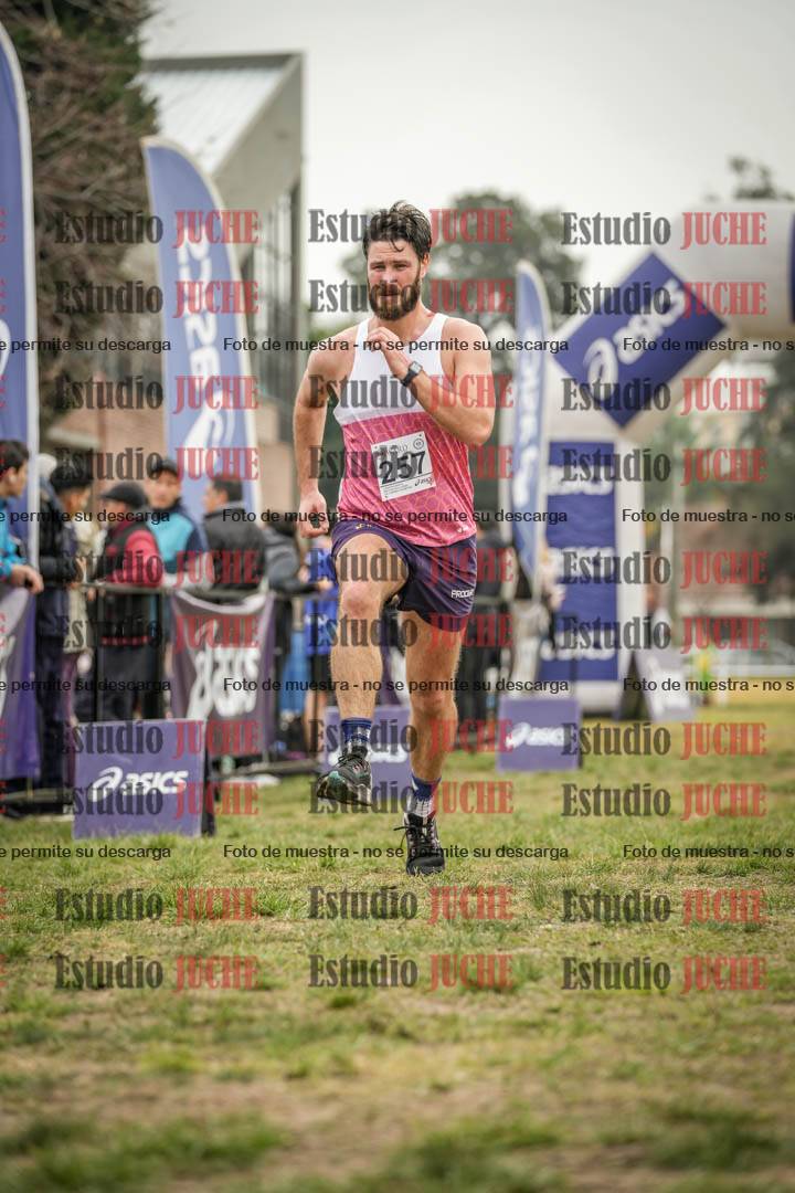 Fotos de la llegada del cross de 4000 m - mujeres y varones INVITADOS
