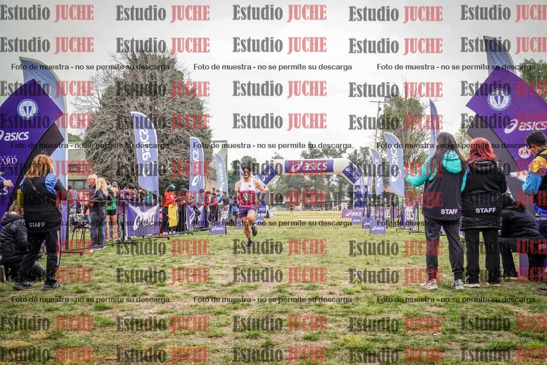 Fotos de la llegada del cross de 4000 m - mujeres y varones INVITADOS