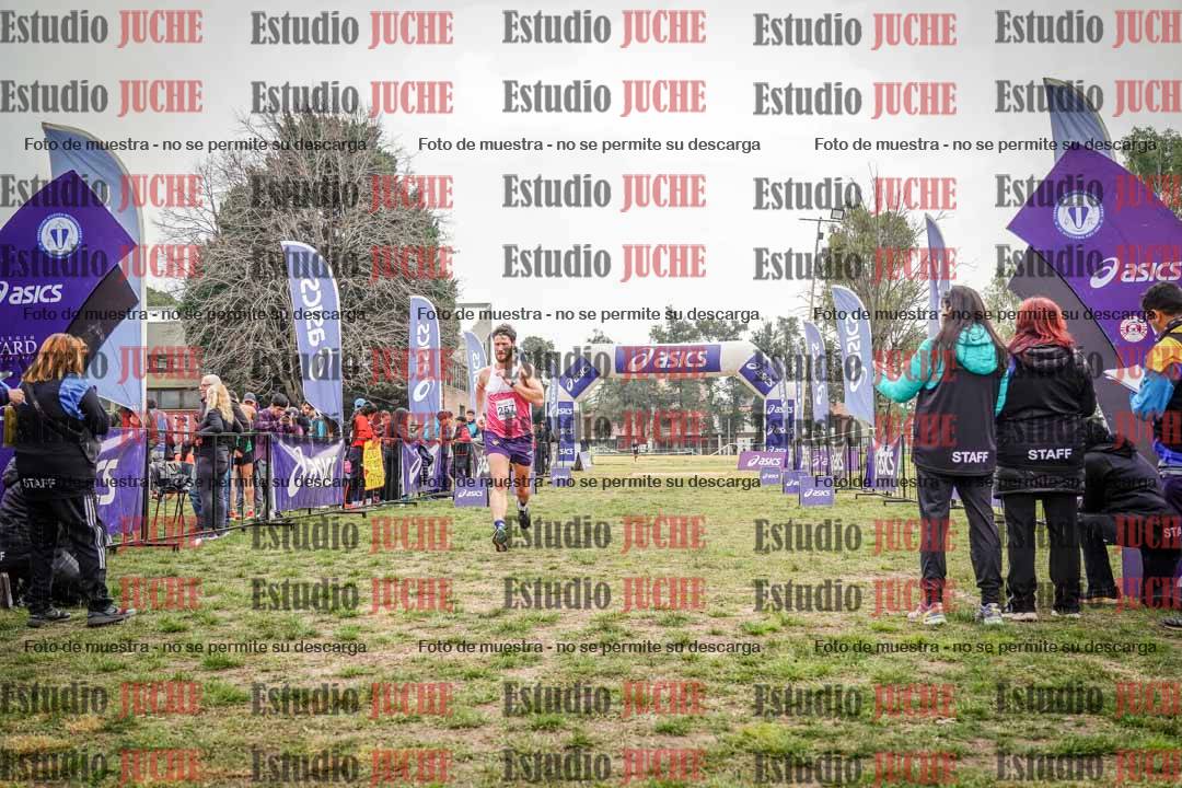 Fotos de la llegada del cross de 4000 m - mujeres y varones INVITADOS