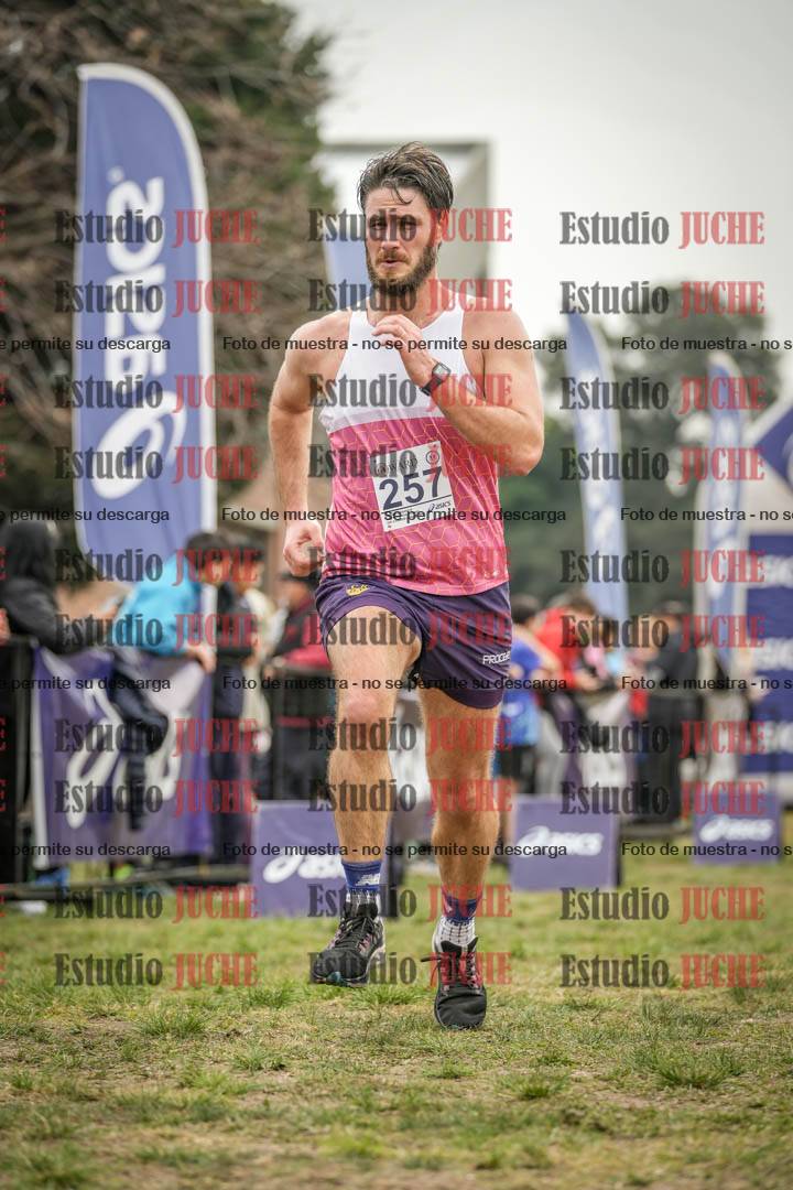 Fotos de la llegada del cross de 4000 m - mujeres y varones INVITADOS