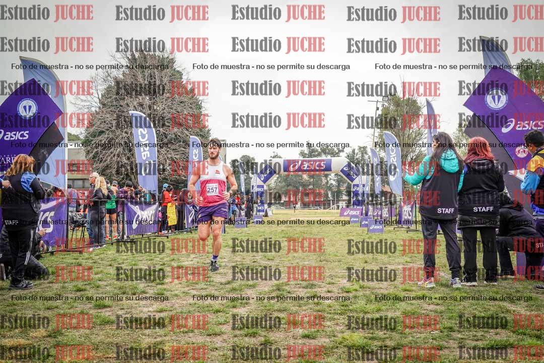 Fotos de la llegada del cross de 4000 m - mujeres y varones INVITADOS