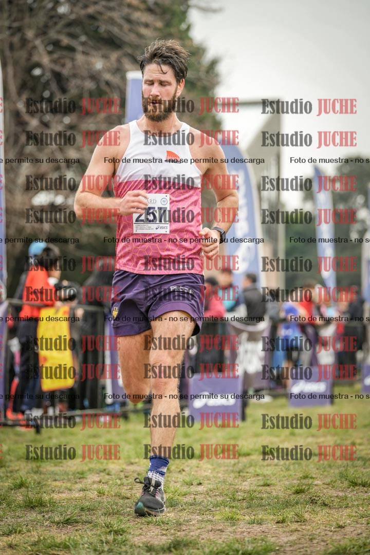 Fotos de la llegada del cross de 4000 m - mujeres y varones INVITADOS