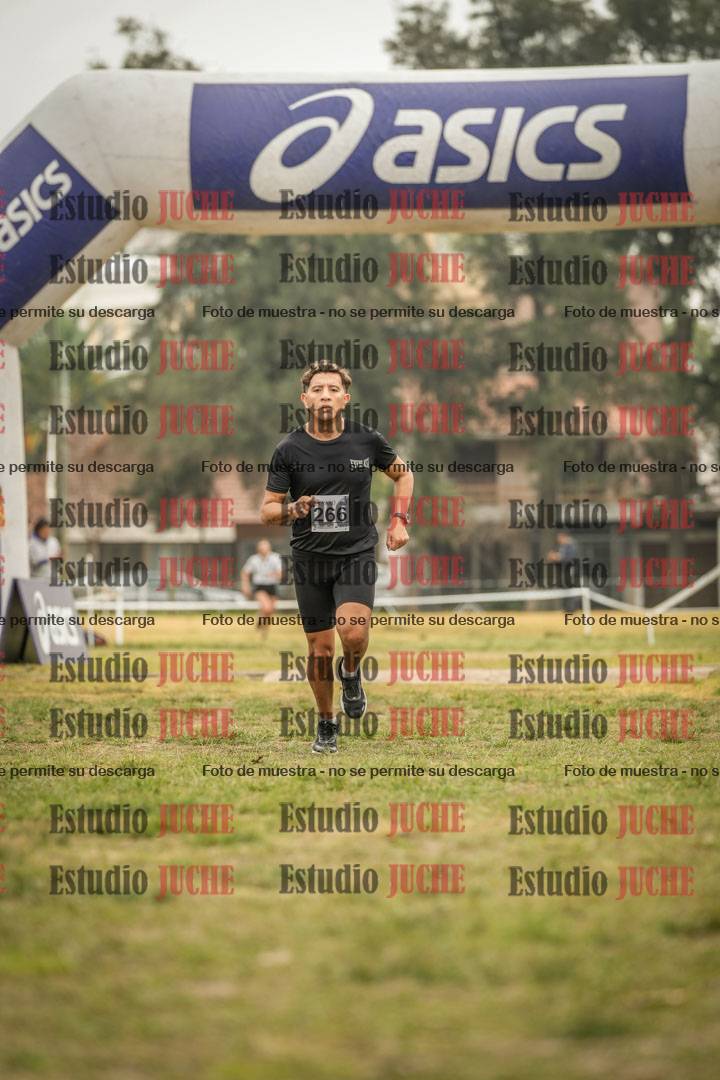 Fotos de la llegada del cross de 4000 m - mujeres y varones INVITADOS
