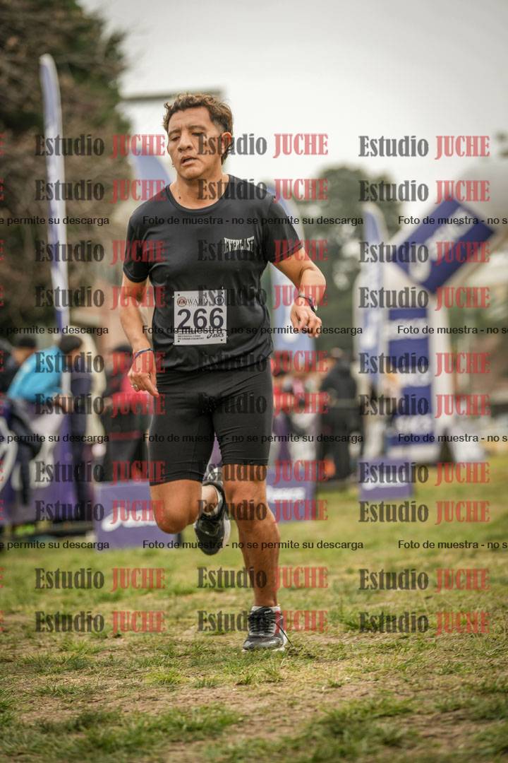 Fotos de la llegada del cross de 4000 m - mujeres y varones INVITADOS