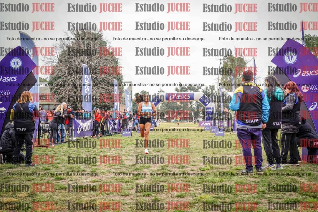 Fotos de la llegada del cross de 4000 m - mujeres y varones INVITADOS