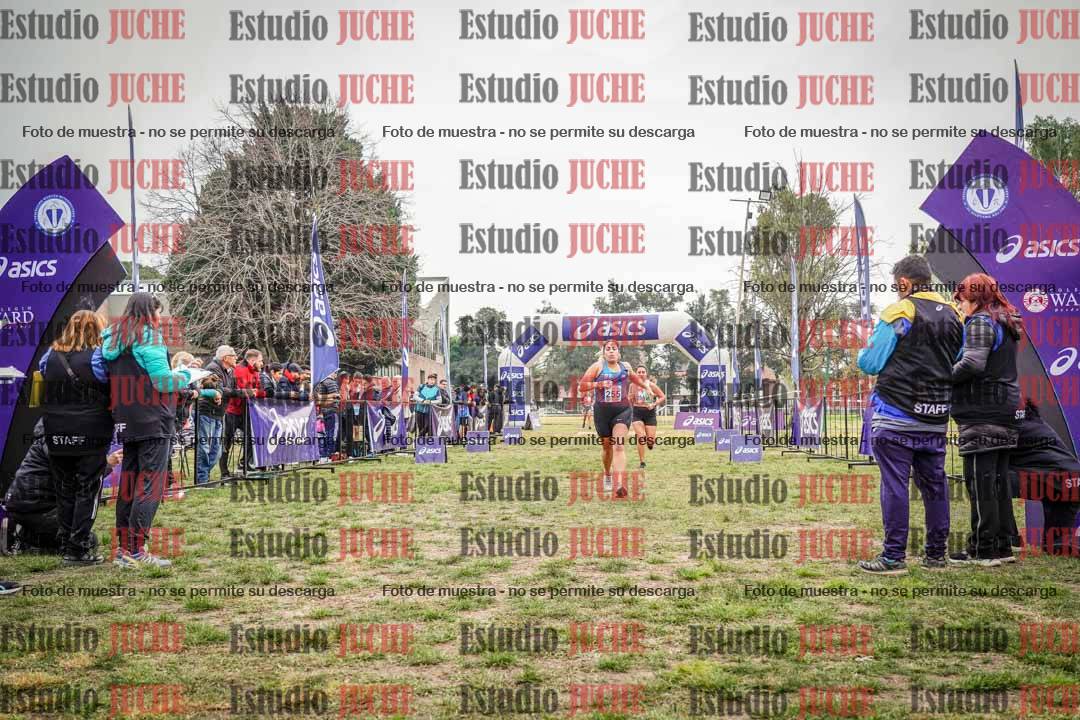 Fotos de la llegada del cross de 4000 m - mujeres y varones INVITADOS
