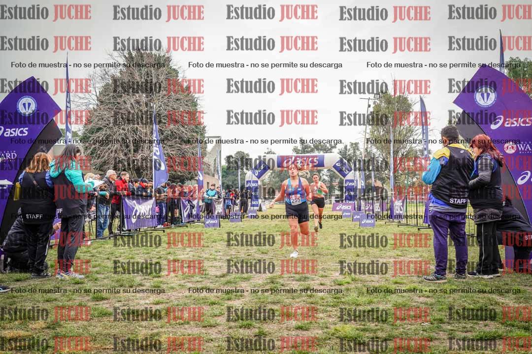 Fotos de la llegada del cross de 4000 m - mujeres y varones INVITADOS