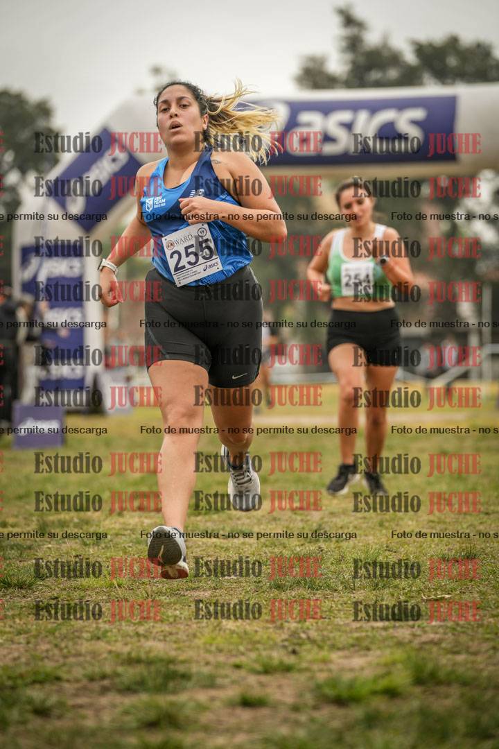 Fotos de la llegada del cross de 4000 m - mujeres y varones INVITADOS