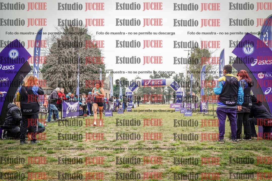 Fotos de la llegada del cross de 4000 m - mujeres y varones INVITADOS