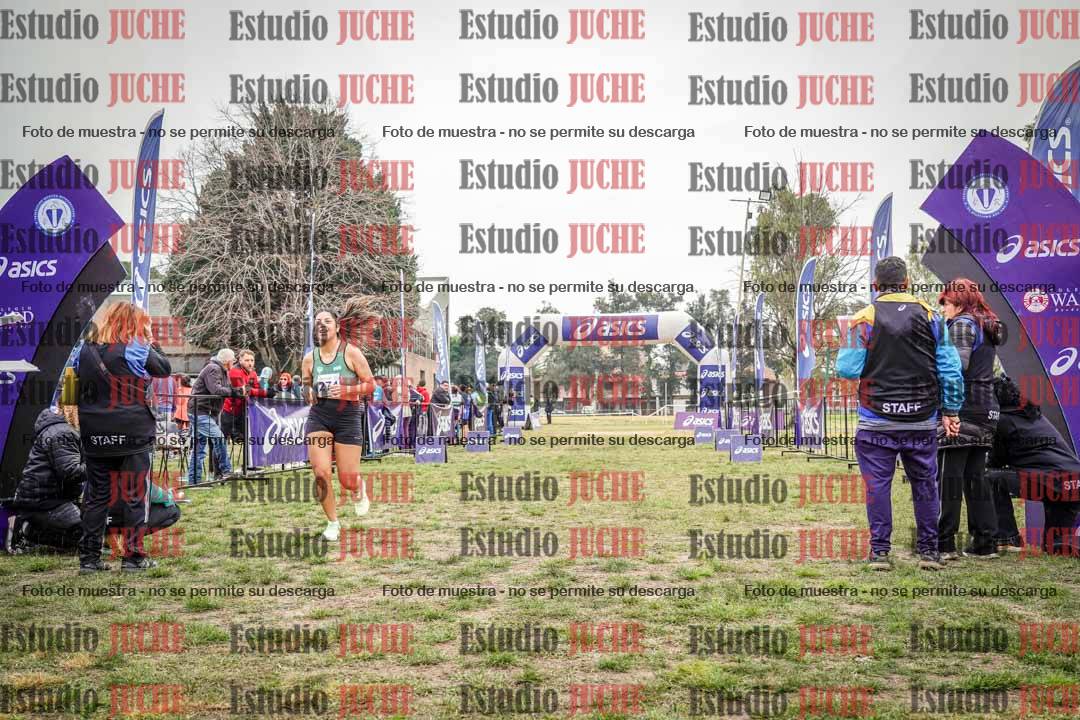 Fotos de la llegada del cross de 4000 m - mujeres y varones INVITADOS
