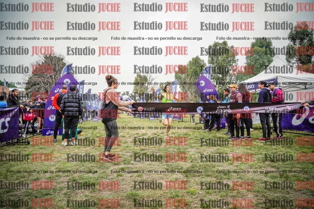 Fotos de la llegada del cross de 6000 m - running teams mujeres y varones