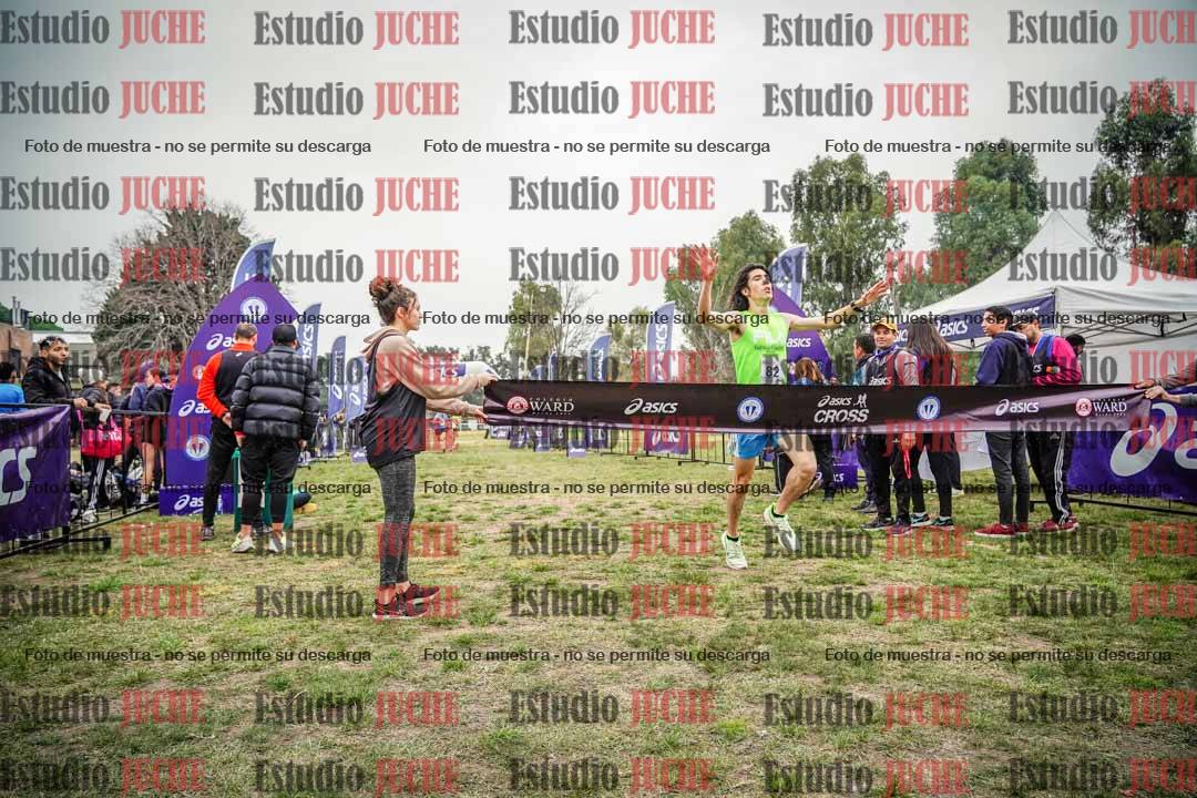 Fotos de la llegada del cross de 6000 m - running teams mujeres y varones