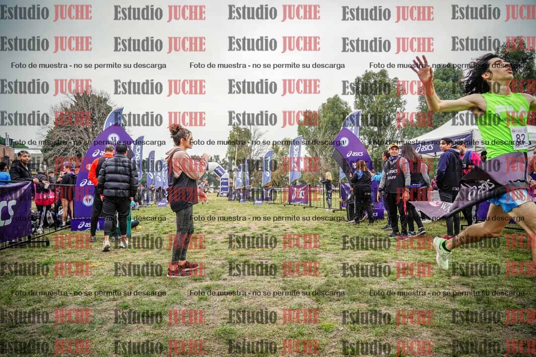 Fotos de la llegada del cross de 6000 m - running teams mujeres y varones