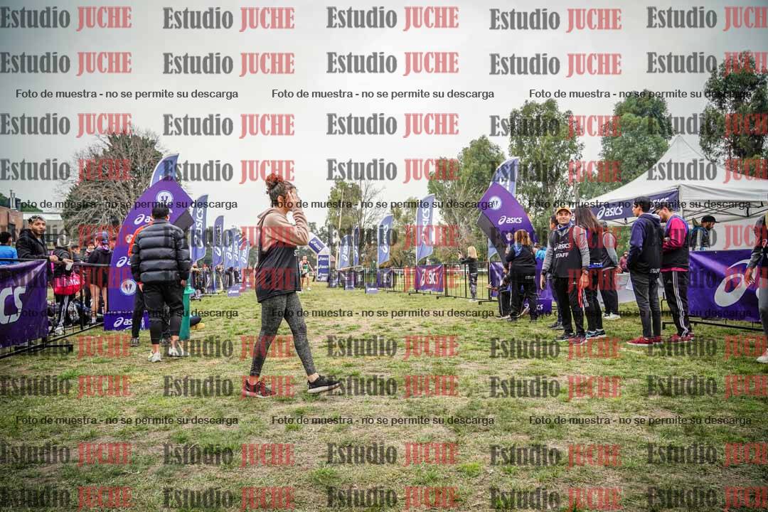 Fotos de la llegada del cross de 6000 m - running teams mujeres y varones
