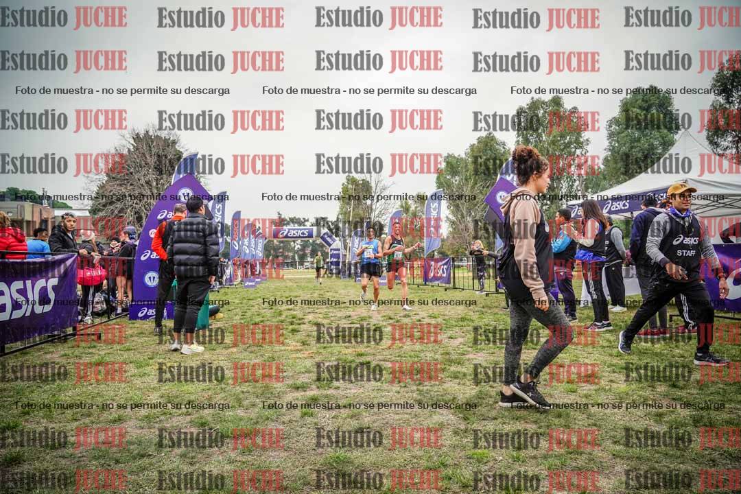 Fotos de la llegada del cross de 6000 m - running teams mujeres y varones