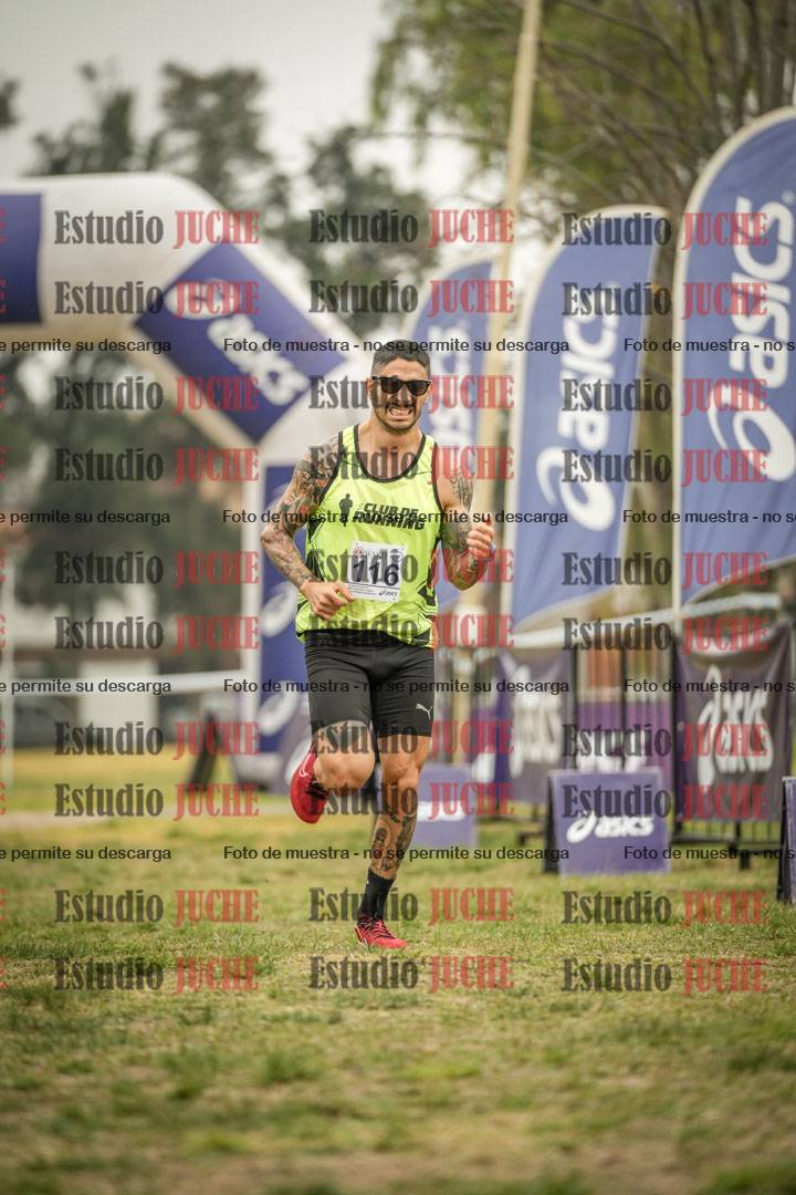 Fotos de la llegada del cross de 6000 m - running teams mujeres y varones