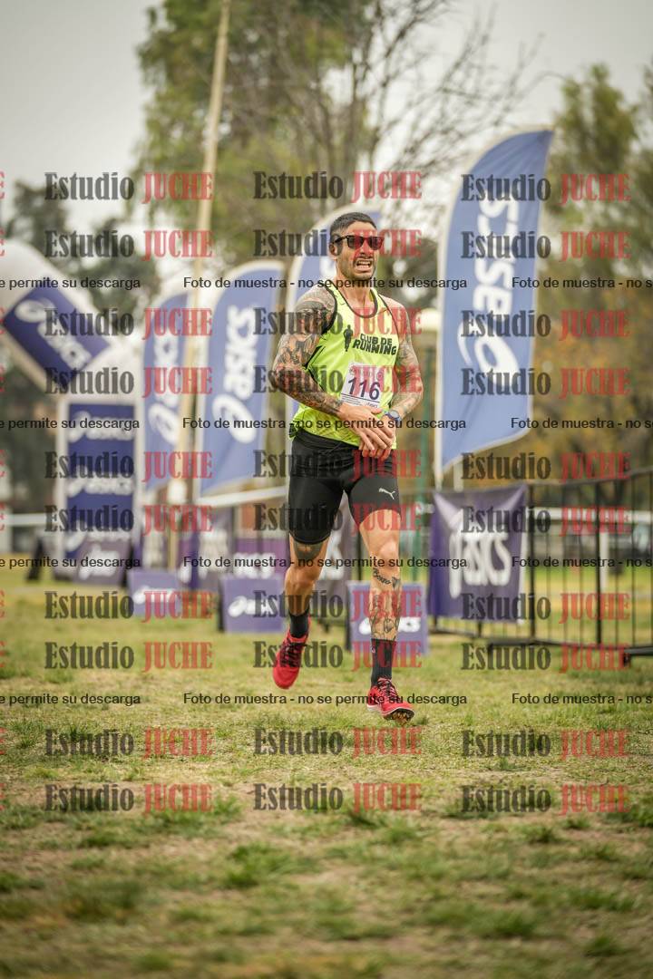 Fotos de la llegada del cross de 6000 m - running teams mujeres y varones