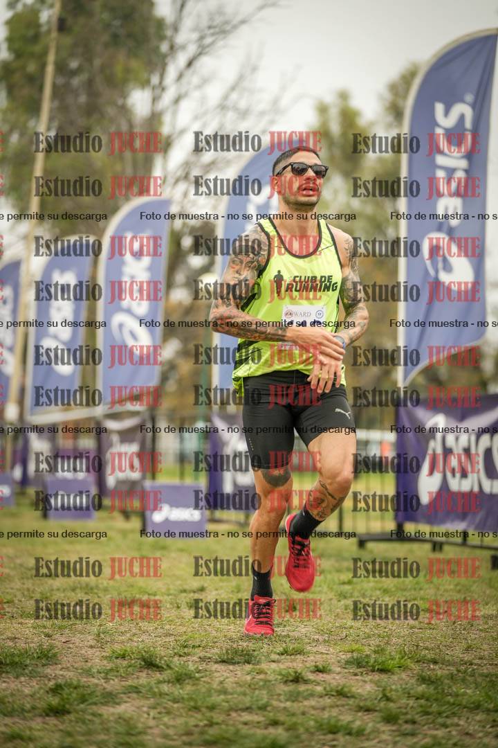 Fotos de la llegada del cross de 6000 m - running teams mujeres y varones