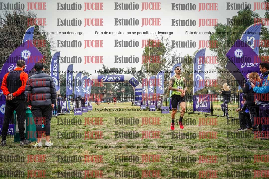Fotos de la llegada del cross de 6000 m - running teams mujeres y varones