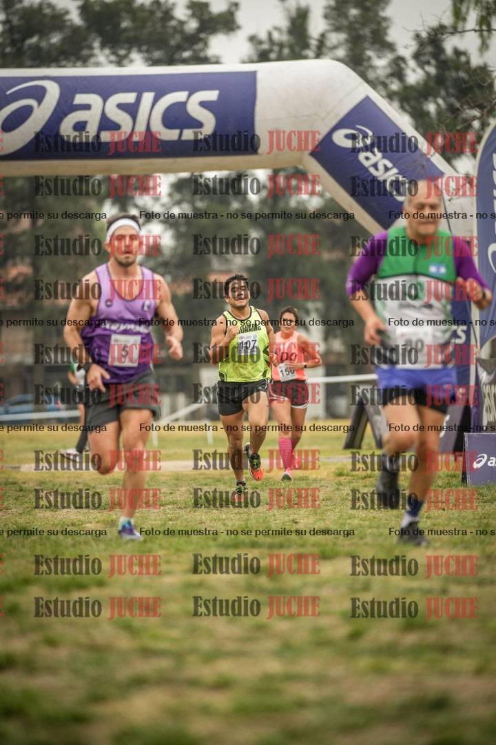 Fotos de la llegada del cross de 6000 m - running teams mujeres y varones