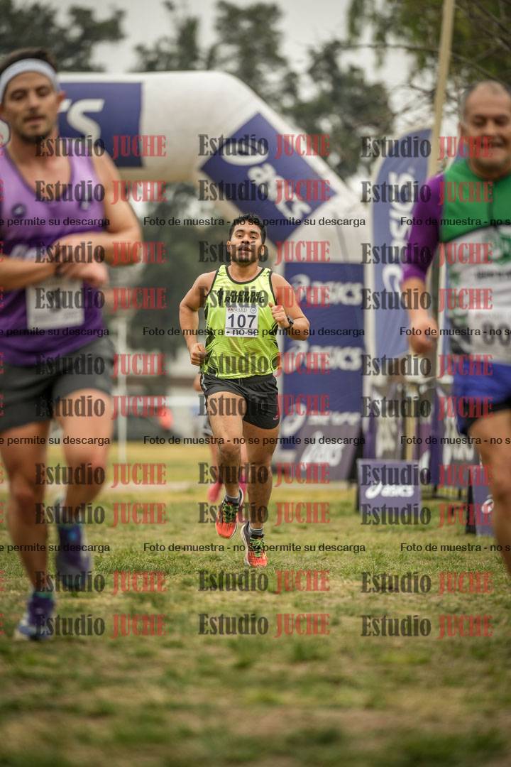 Fotos de la llegada del cross de 6000 m - running teams mujeres y varones