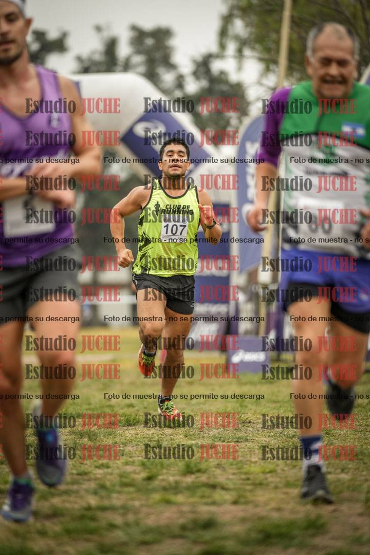 Fotos de la llegada del cross de 6000 m - running teams mujeres y varones