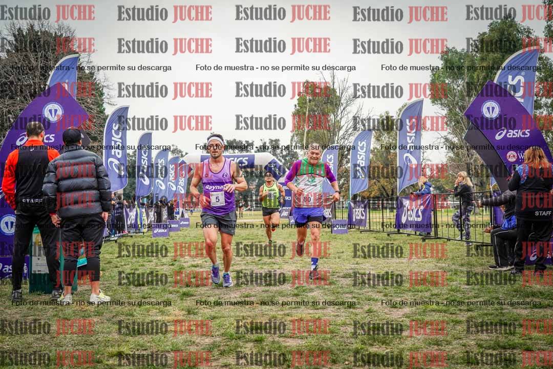 Fotos de la llegada del cross de 6000 m - running teams mujeres y varones