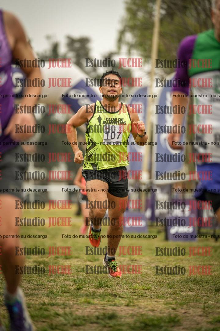 Fotos de la llegada del cross de 6000 m - running teams mujeres y varones