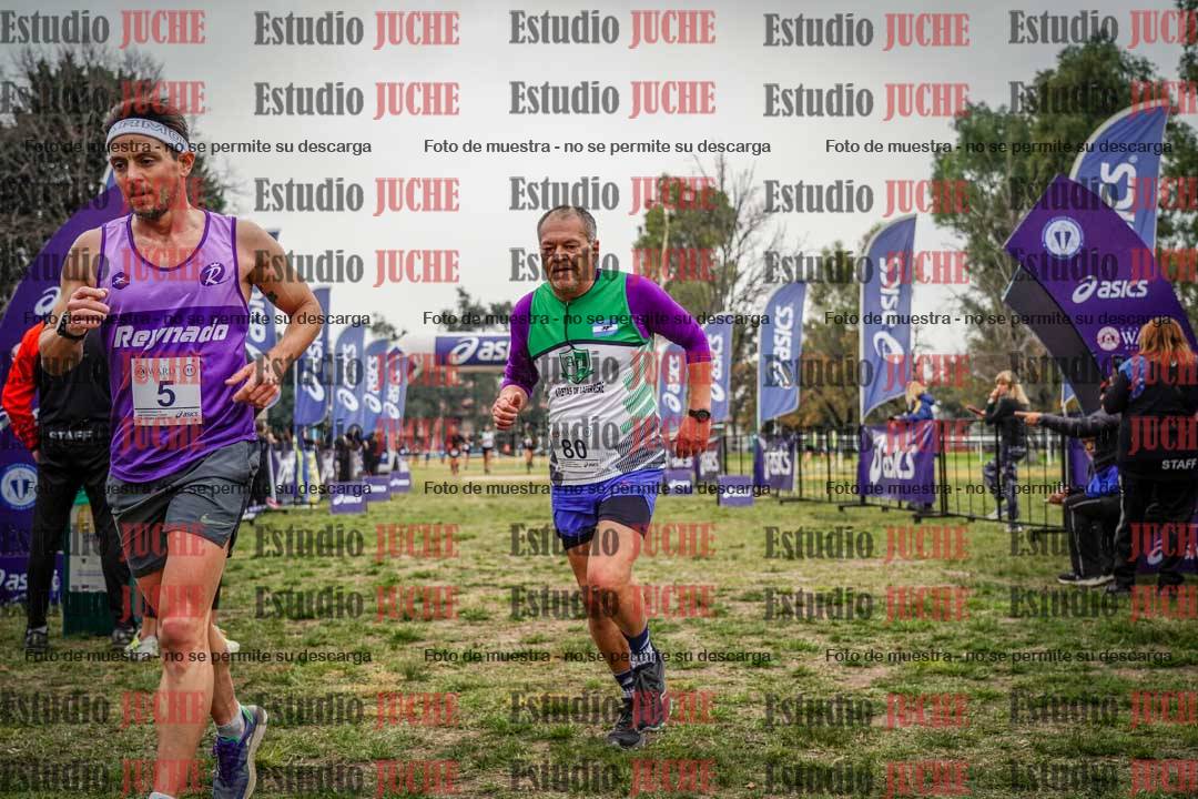 Fotos de la llegada del cross de 6000 m - running teams mujeres y varones