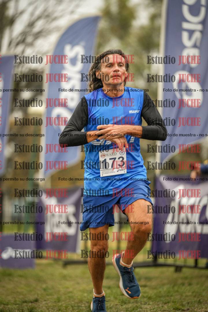 Fotos de la llegada del cross de 6000 m - running teams mujeres y varones