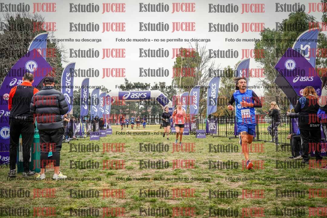 Fotos de la llegada del cross de 6000 m - running teams mujeres y varones
