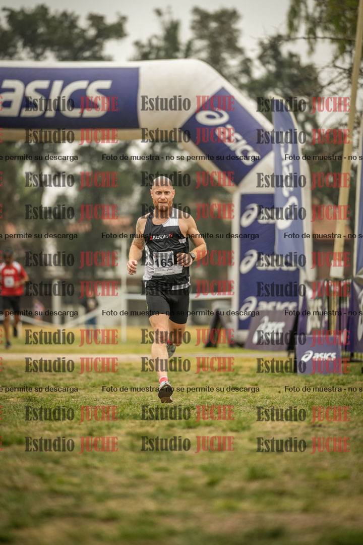 Fotos de la llegada del cross de 6000 m - running teams mujeres y varones