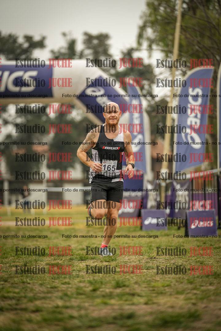 Fotos de la llegada del cross de 6000 m - running teams mujeres y varones
